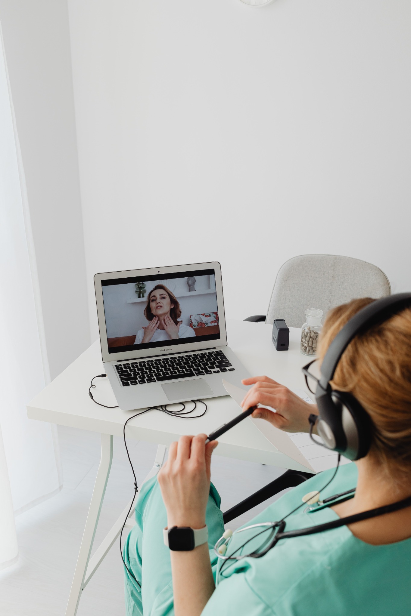Profissional de saúde em atendimento por vídeo